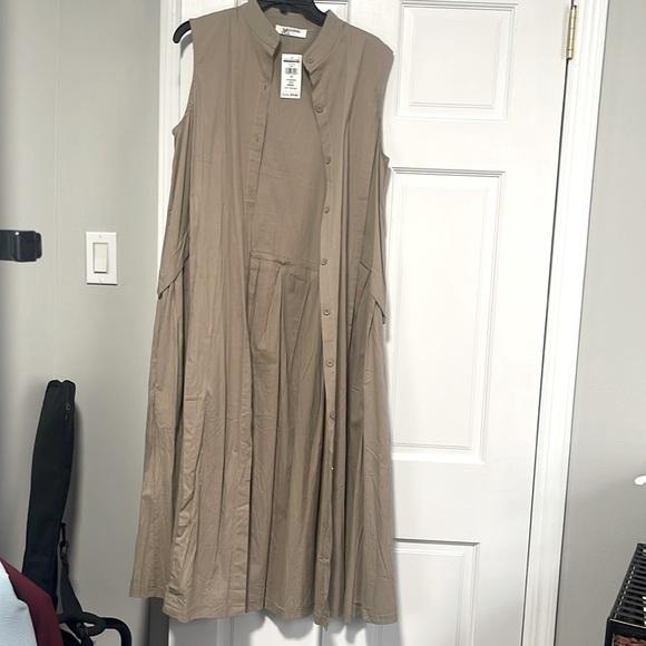 Button down, Long dress, side pockets. Sleeveless. Wear open with leggings too. - Picture 1 of 5